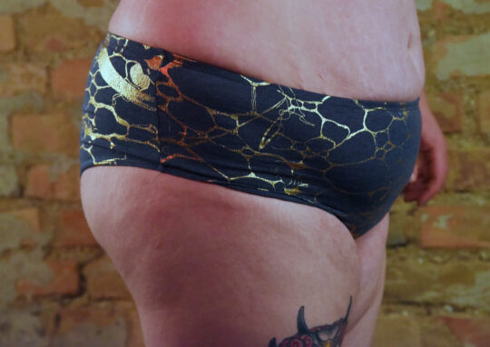 Seitenansicht des dunkelgrauen Curvy Slips „Miss Mukki“ mit goldenem Muster